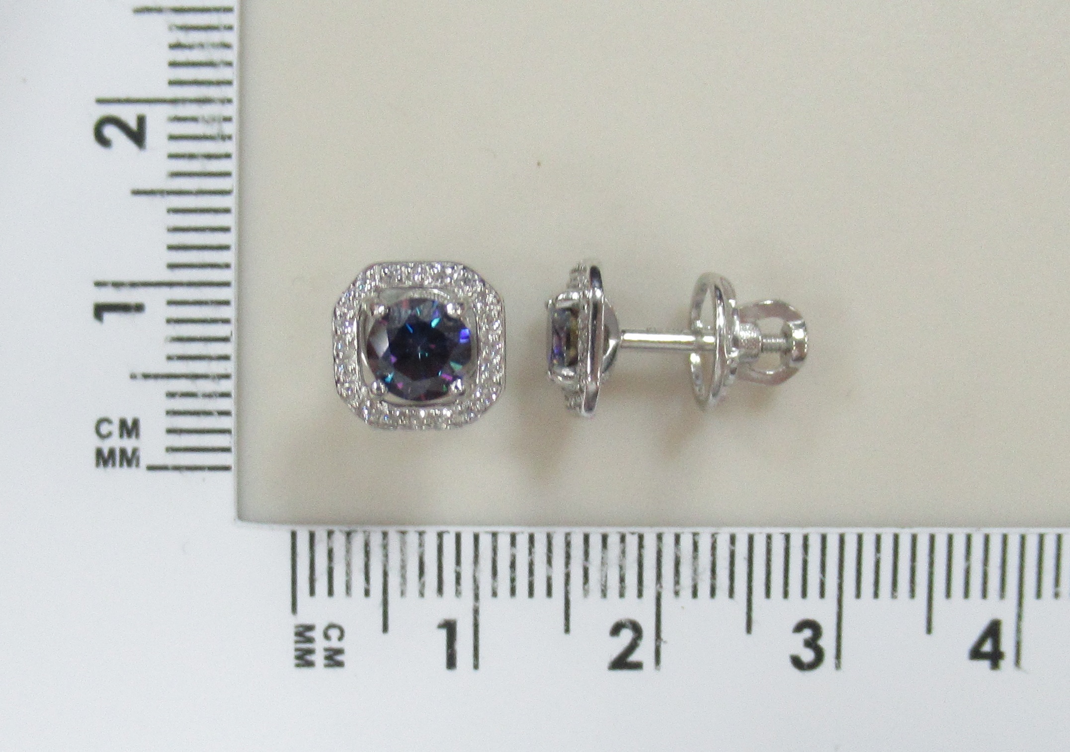 Серебряные серьги-пусеты с фиолетовыми муассанитами